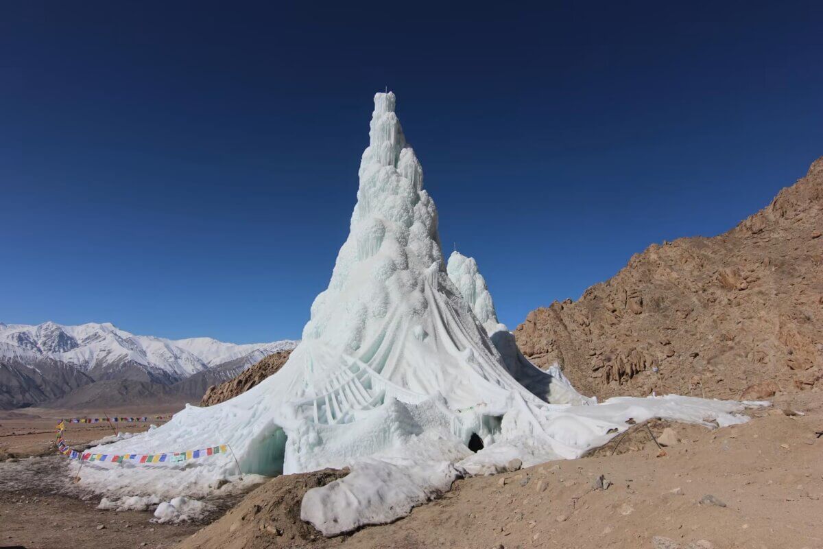 ?Eis-Stupa. Die knstlich geschaffenen Eiskegel dienen im Himalaya zur Speicherung von Schmelzwasser.