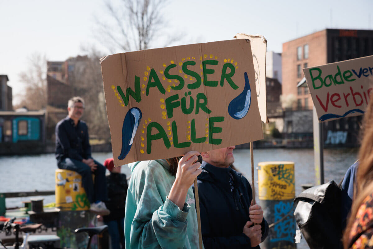 Wasser für Alle: Aktivist:innen auf dem Weltwassertag am 22.3.2025 in Berlin.