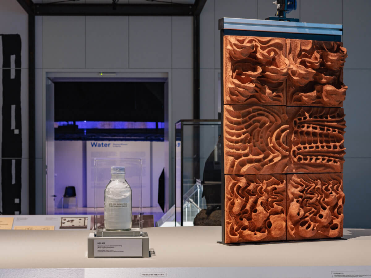 Ausstellungsansicht Harvester und Keramik