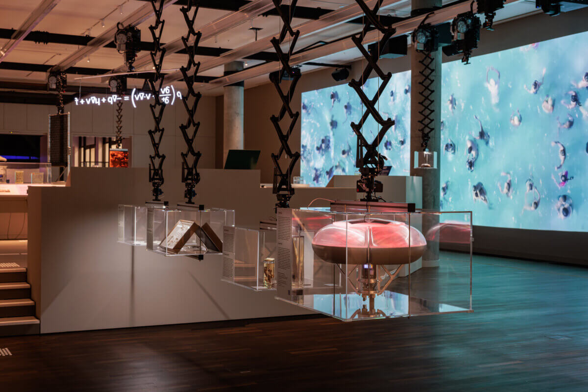 Ausstellungsansicht hinten mit Boje