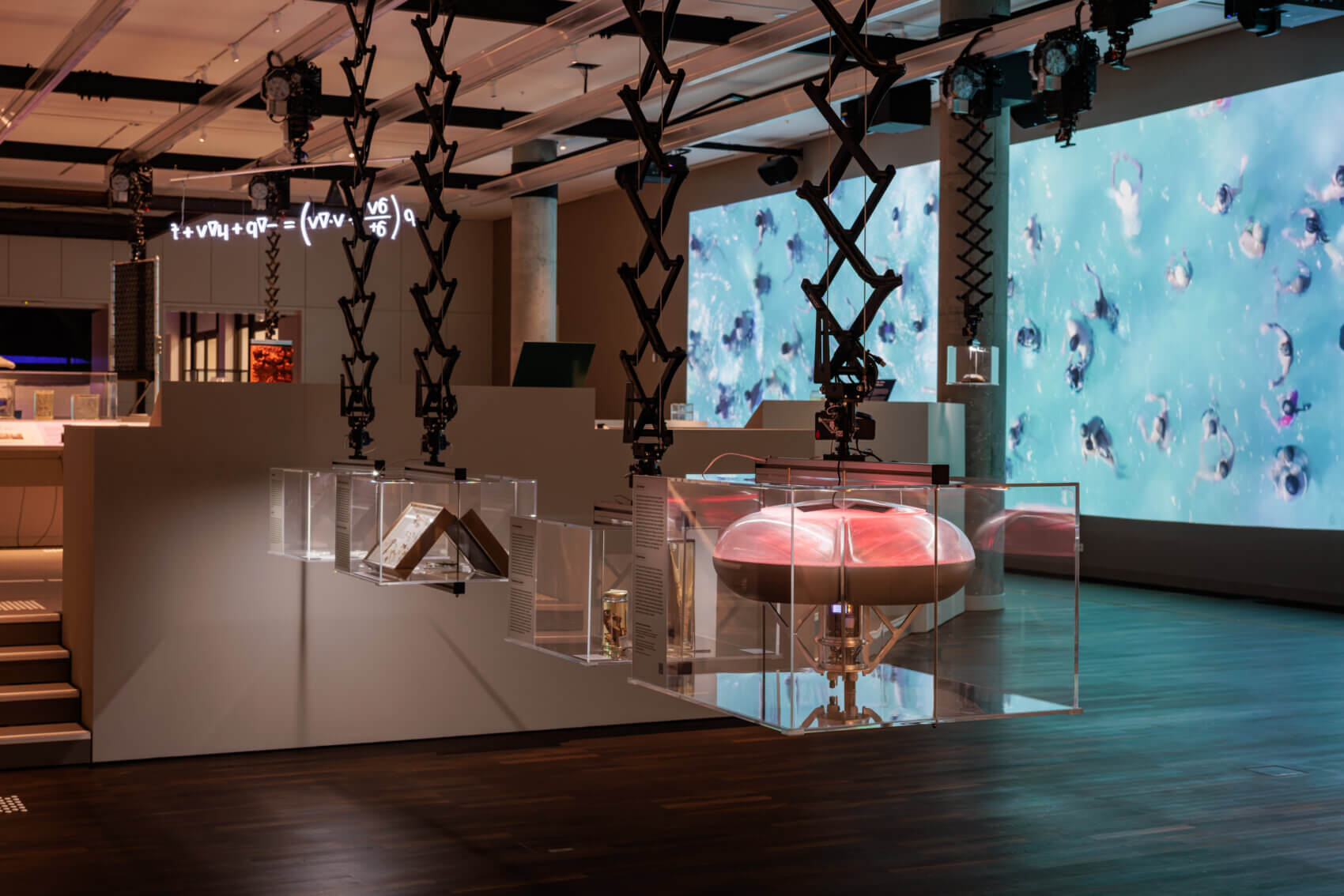 Ausstellungsansicht hinten mit Boje