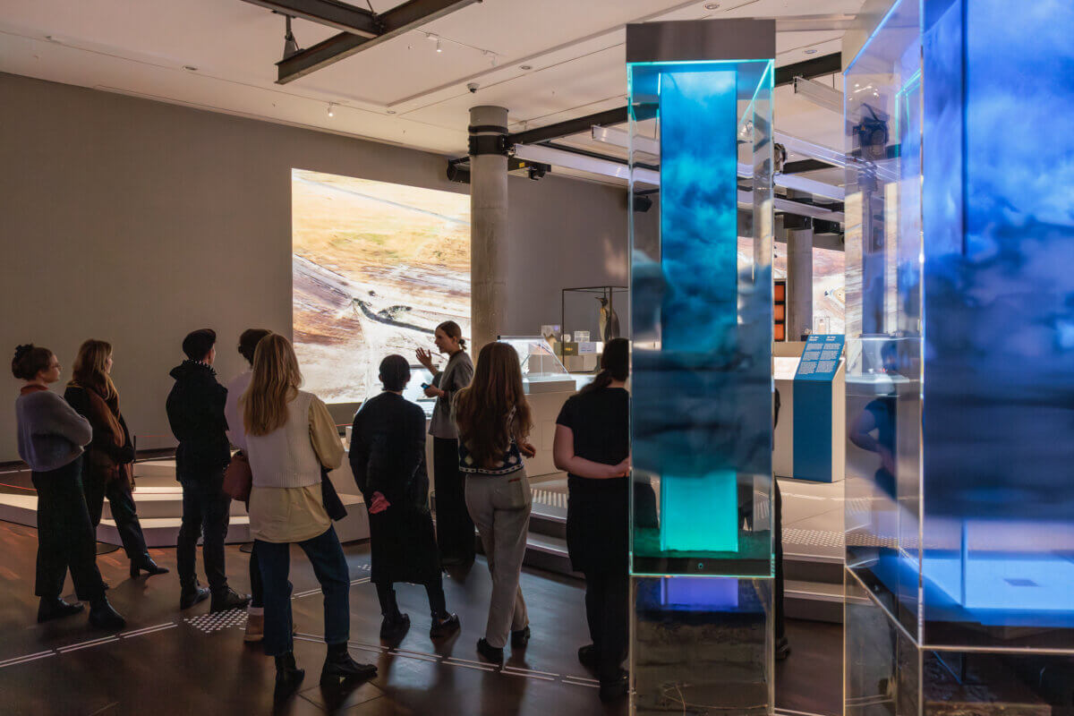 Kuratorinnenführung mit Anna-Lisa Dieter und Besucher*innen in der Ausstellung "On Water. WasserWissen in Berlin"