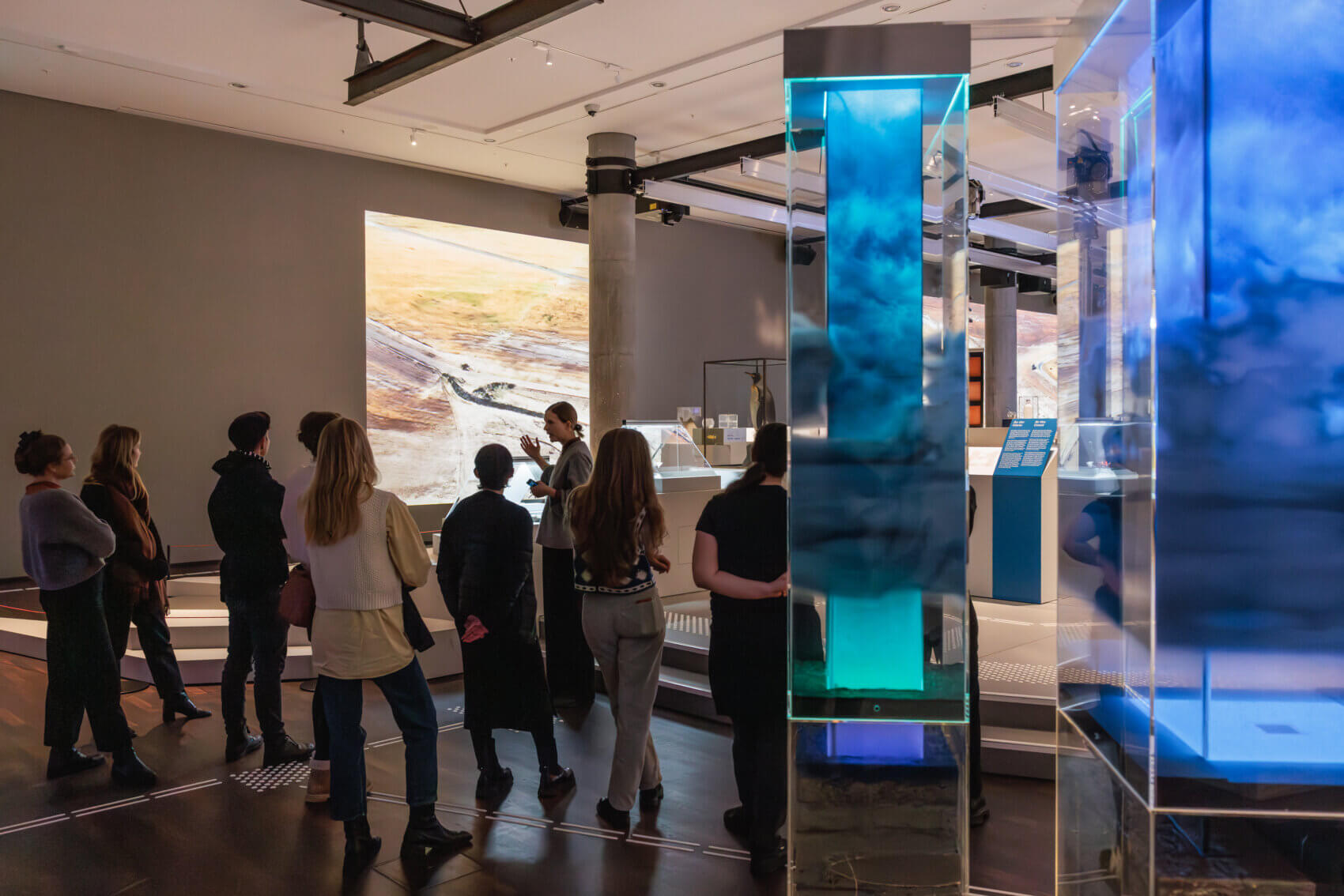 Kuratorinnenführung mit Anna-Lisa Dieter und Besucher*innen in der Ausstellung "On Water. WasserWissen in Berlin"