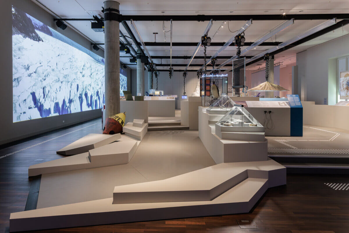 Ausstellungsansicht On Water totale