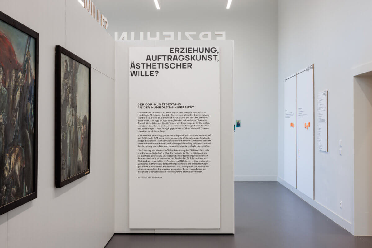 Ausstellungsgrafik mit der Überschrift "Erziehung, Auftragskunst, ästhetischer Wille?" in einer Pop-up-Austellung im Seminarraum des Humboldt Labors