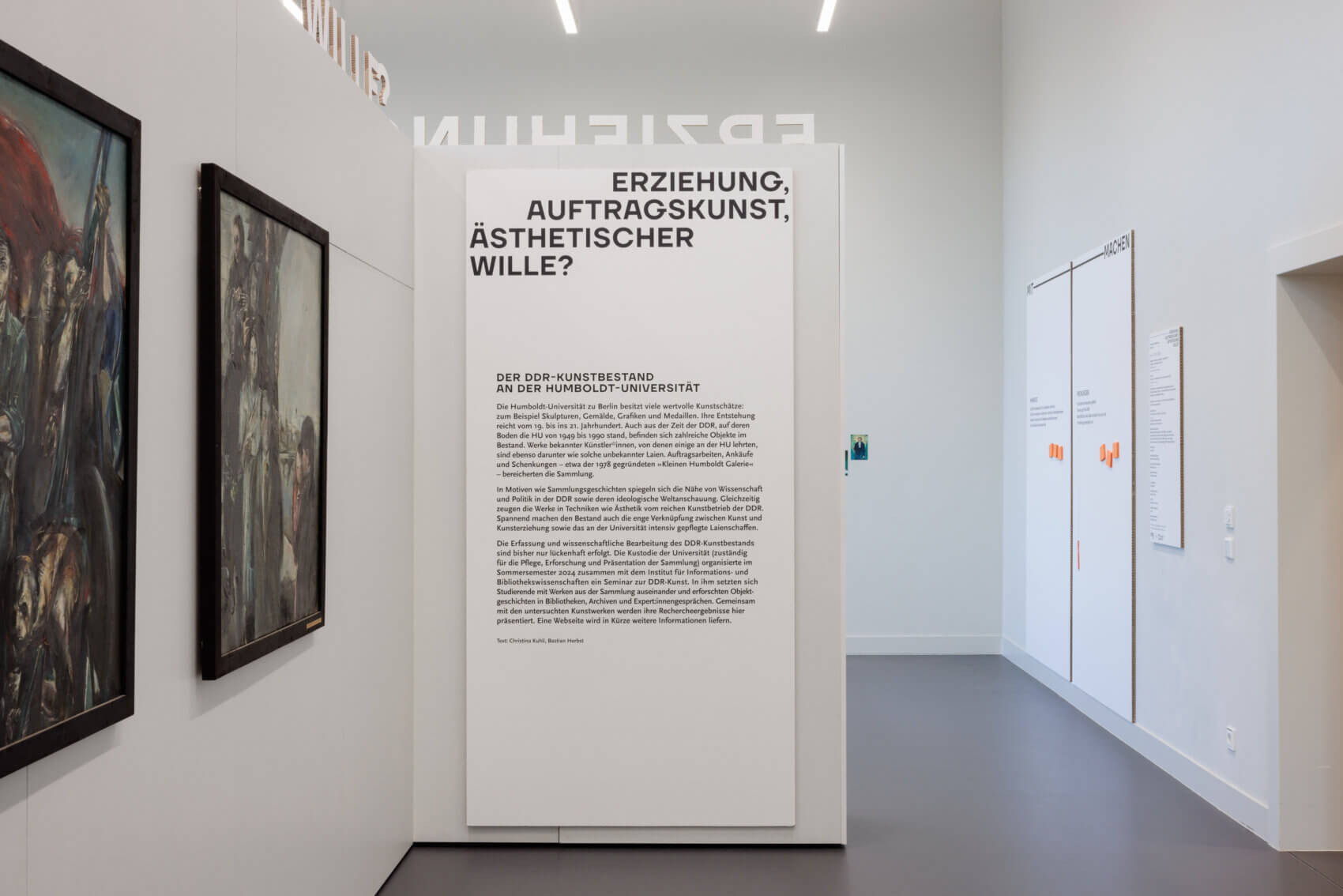 Ausstellungsgrafik mit der Überschrift "Erziehung, Auftragskunst, ästhetischer Wille?" in einer Pop-up-Austellung im Seminarraum des Humboldt Labors