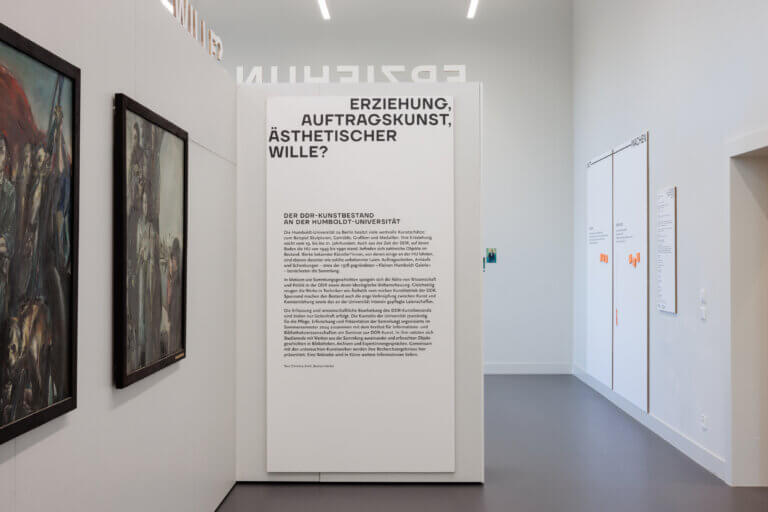 Ausstellungsgrafik mit der Überschrift "Erziehung, Auftragskunst, ästhetischer Wille?" in einer Pop-up-Austellung im Seminarraum des Humboldt Labors