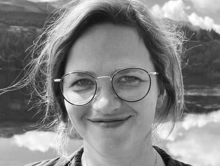 Portrait von Lena Fließbach in schwarz-weiß