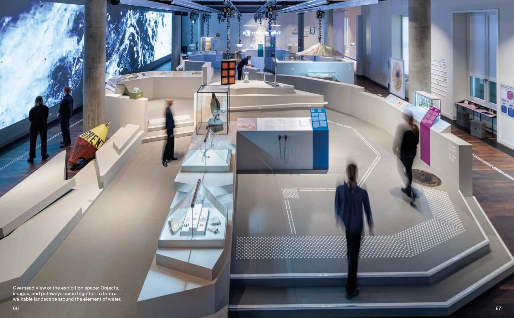 Ausstellungsansicht im Katalog "On Water. Fluid Perspectives" mit einem Blick aus der Vogelperspektive