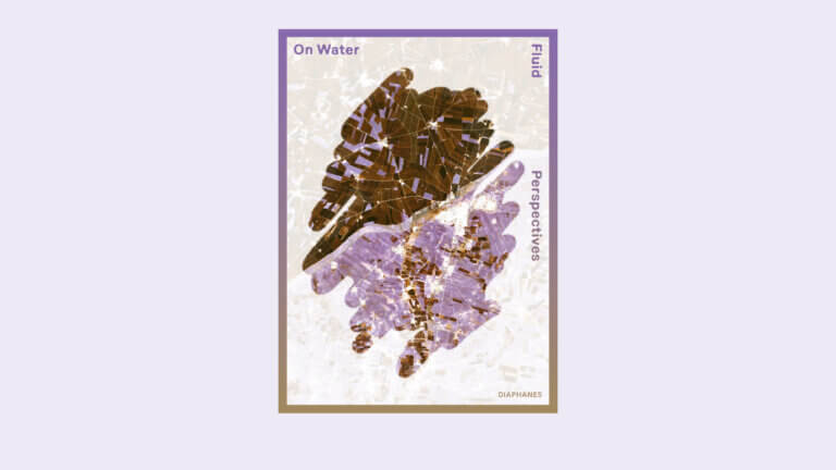 Das Cover des Ausstellungskatalogs "On Water. Fluid Perspektiven" vor einem helllila Hintergrund. Auf dem Cover sind Pinselstriche zu sehen, die ein damunterliegendes Foto sichtbar machen